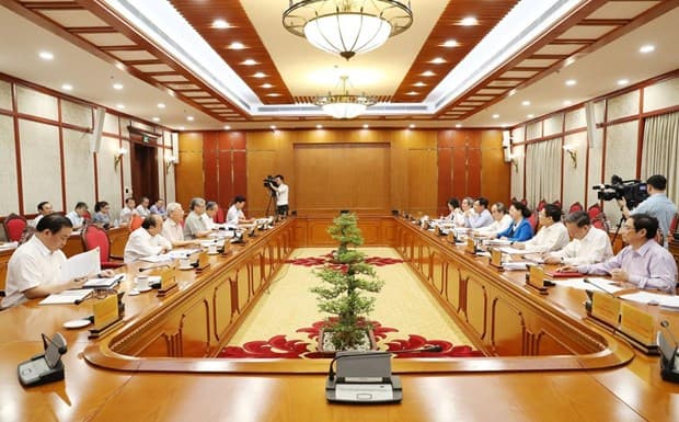 Top leader chairs Politburo meeting