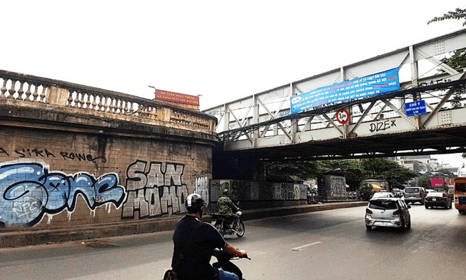 Long Bien Bridge gets ‘bombed’ again
