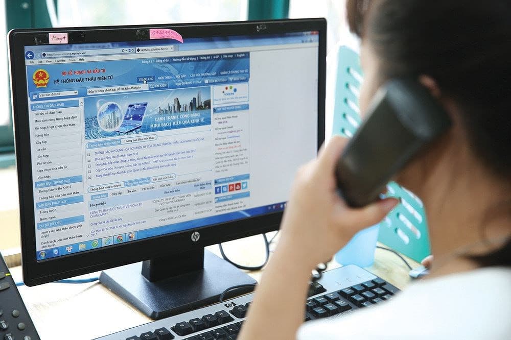 Is it required to adjust contractor selection plan when changing prices?