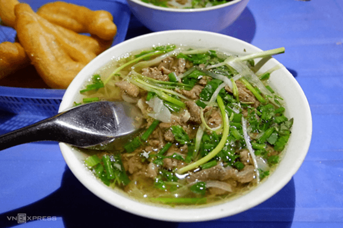 Hanoi’s eateries that close at dawn