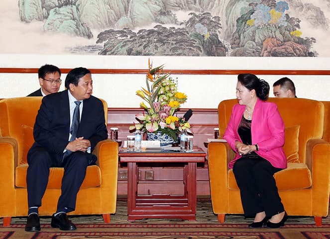 Top legislator receives Chinese CEOs 