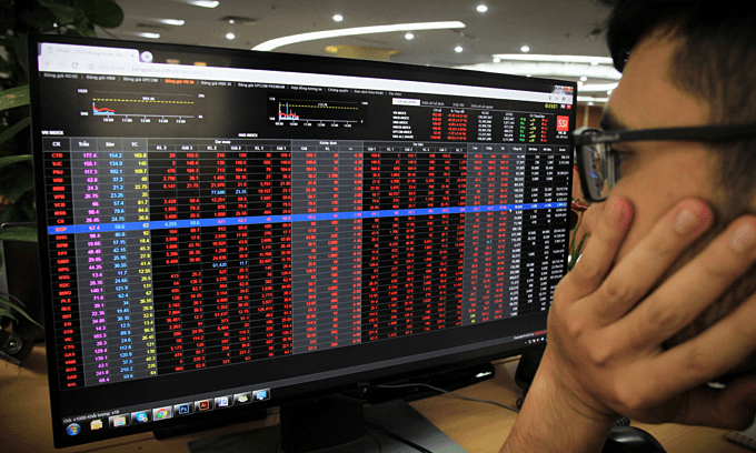 VN-Index plunges to four-month low