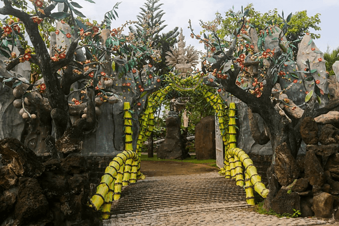 Pure Land pagoda’s unique bamboo gate