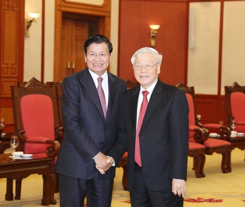Top leader welcomes Lao PM in Hanoi