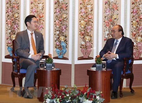 PM Phuc meets leaders of RoK groups