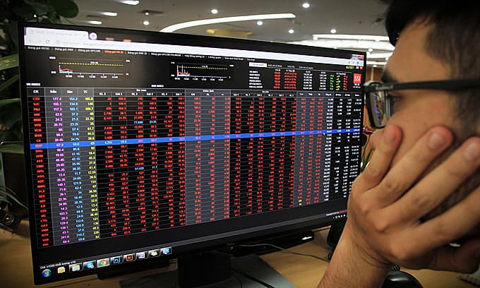 VN-Index plunges to 5-month low
