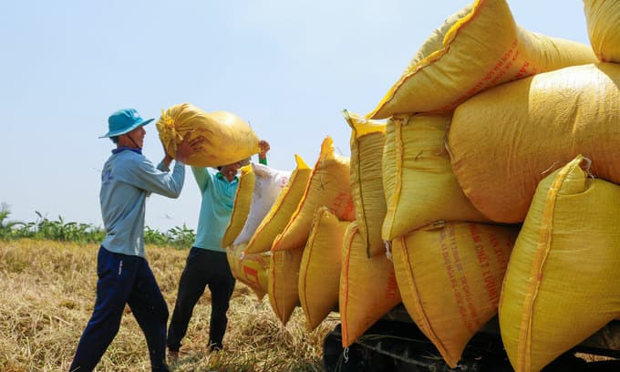 Vietnam trade surplus at $1.9 bln