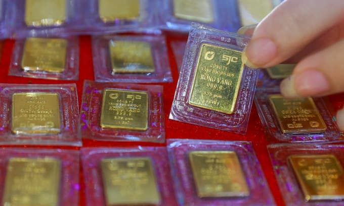 Gold climbs to four-month high