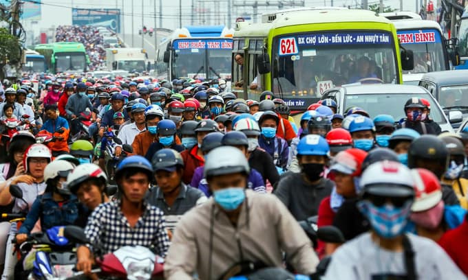 HCMC mulls cashless minibus lines