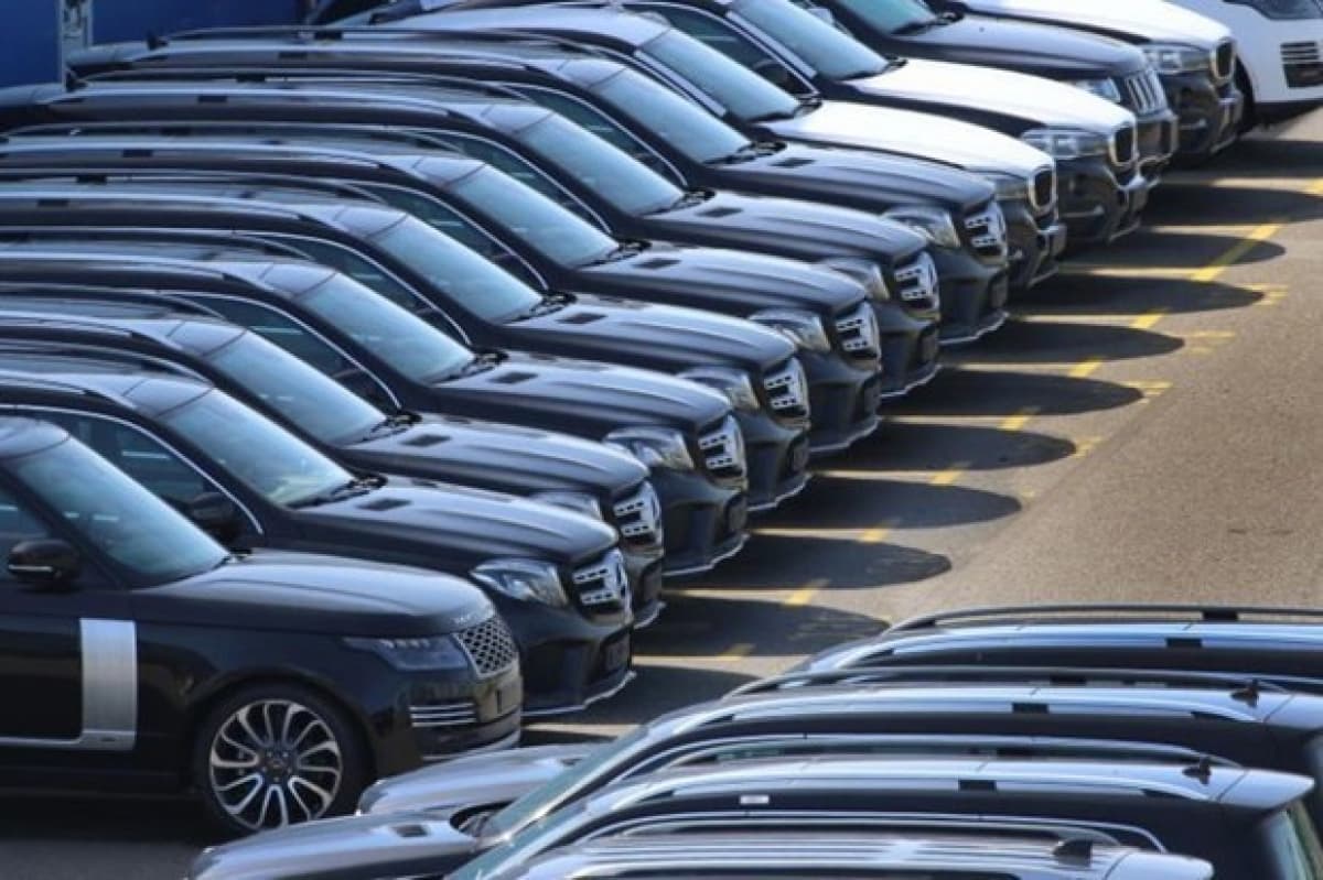 Auto sales fall 14% in August