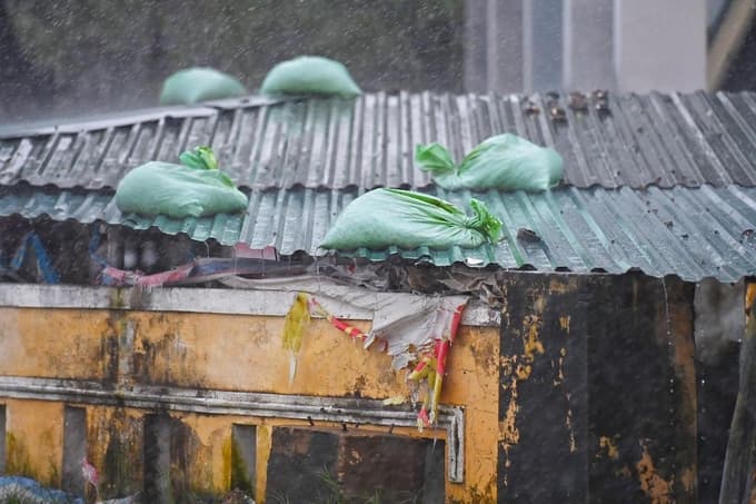 Storm Vamco strikes central Vietnam