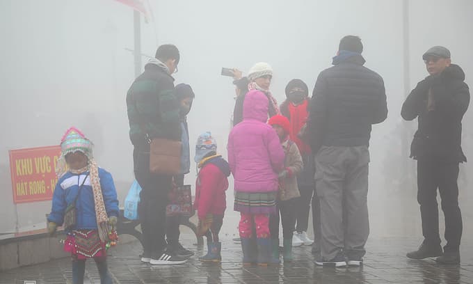 Sa Pa kids work in sub-zero weather