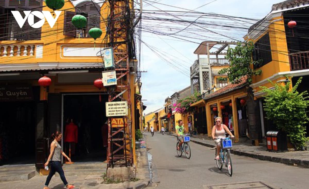Pedestrian street in Hoi An reopens