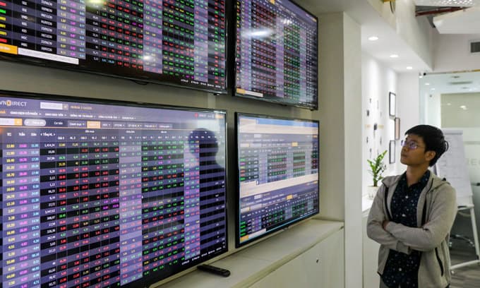 VN-Index slips off 1,180 range