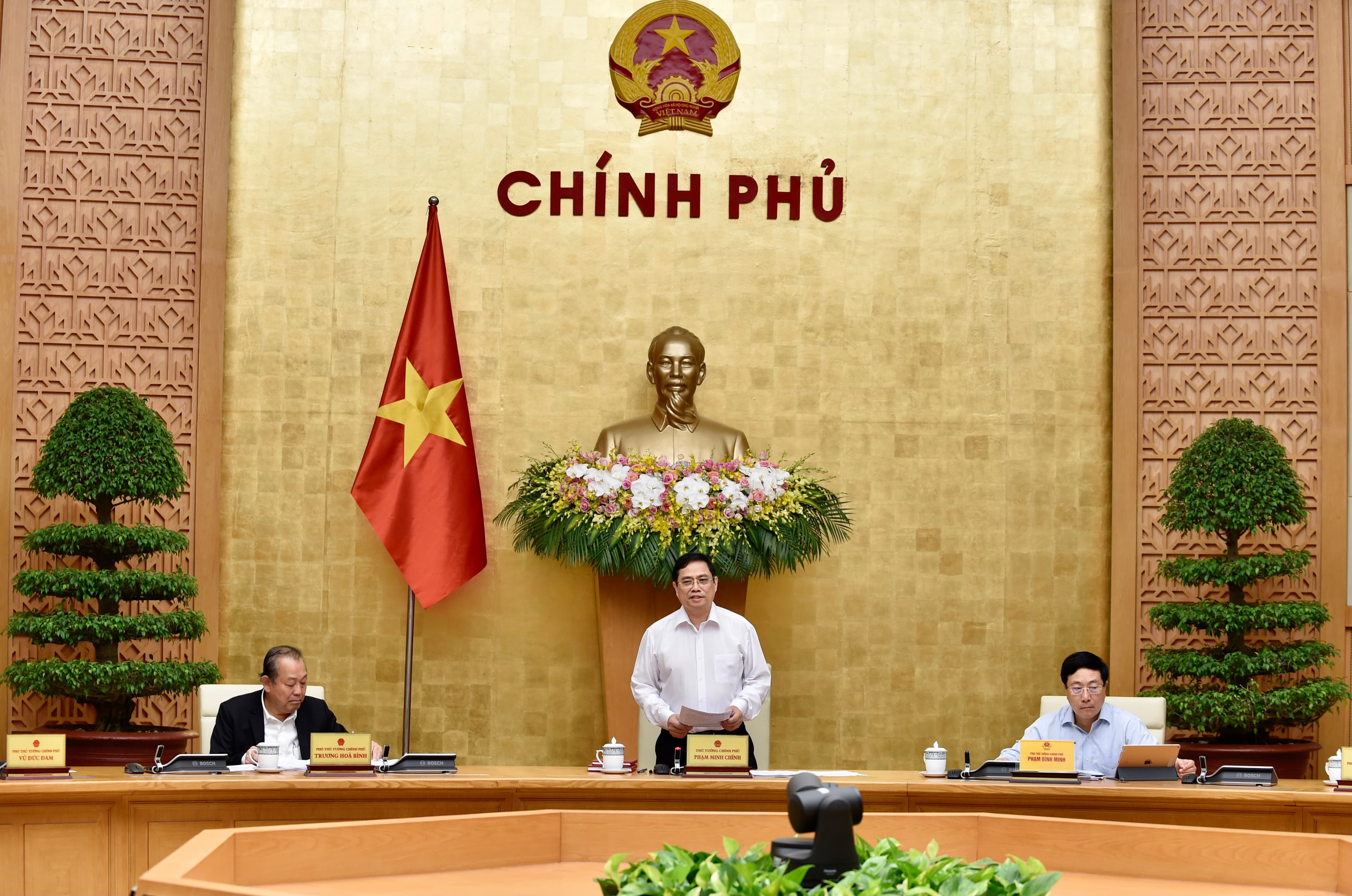PM Chinh Chairs Cabinet Meeting