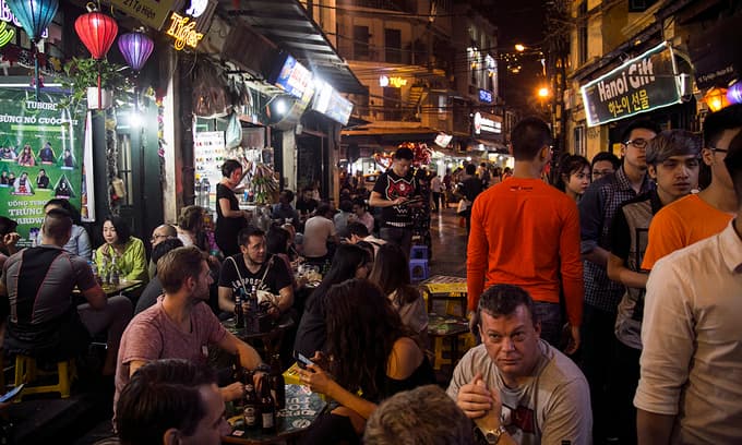 Hanoi shuts 'bia hoi', wet markets