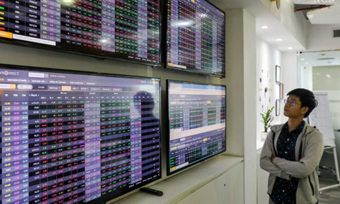 VN-Index slips from historic peak