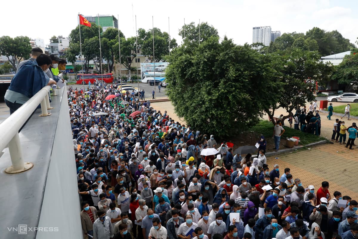 9,000 gather for Covid-19 jab in HCMC