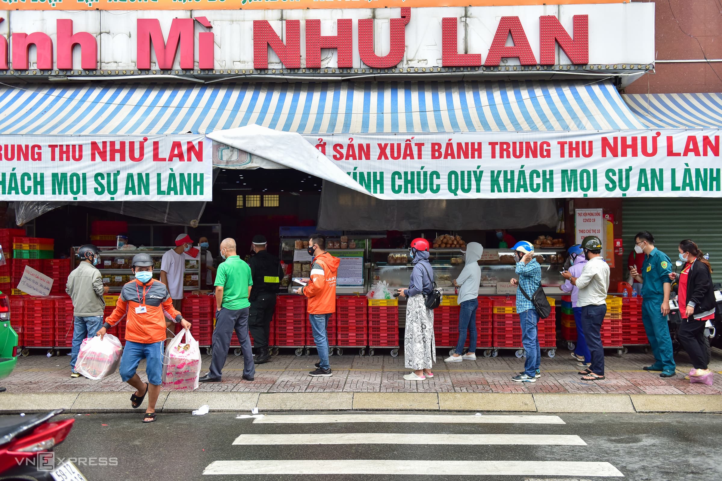HCMC people queue for moon cakes