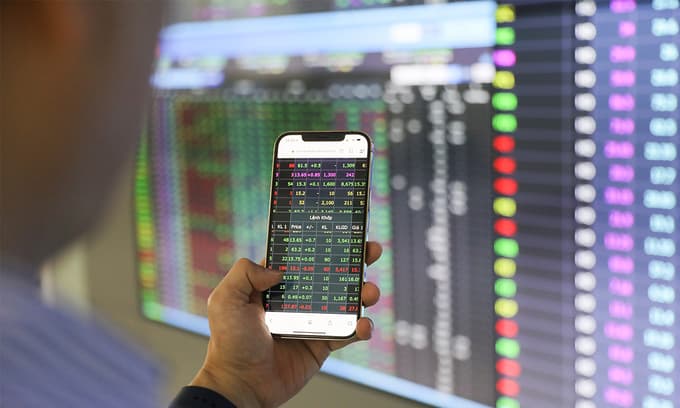VN-Index surges to near 7-week high