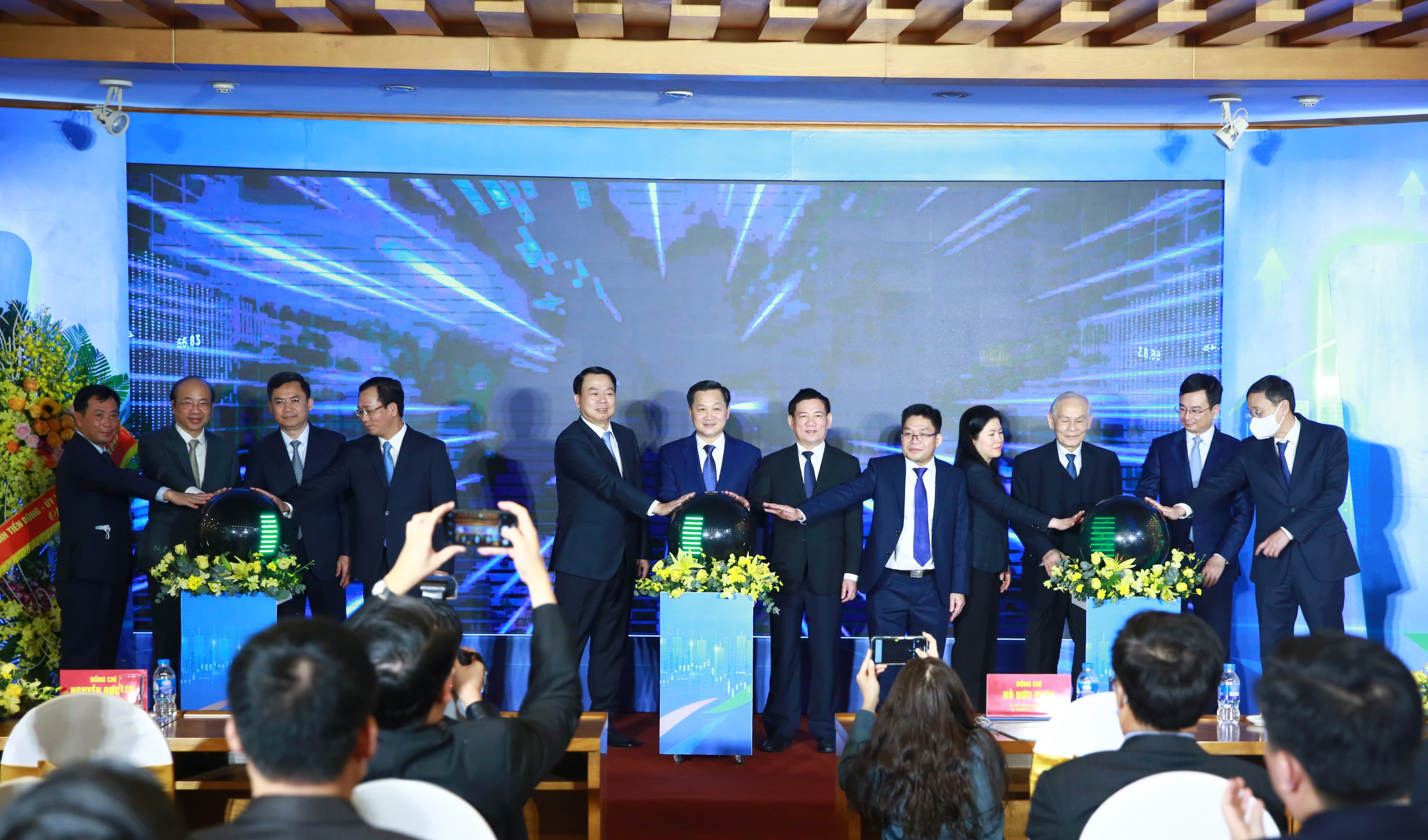 Viet Nam merges two stock exchanges