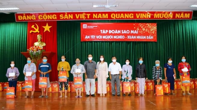 Sao Mai Enjoys Tet with the Poor