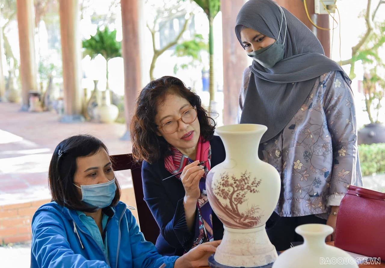 AWCH – A bridge connecting women