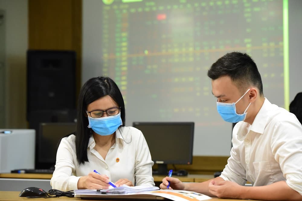 Is it better to buy stocks on a dip?