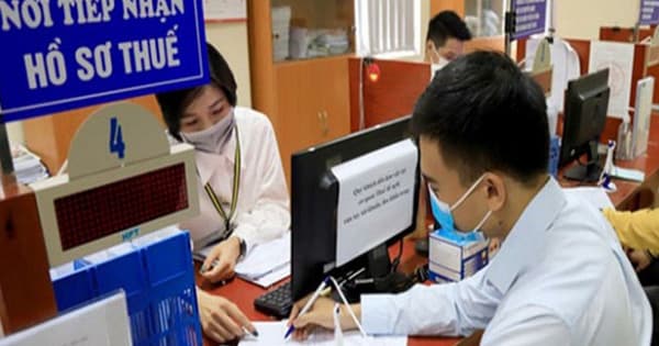 How do distributors declare and pay taxes on behalf of retailers?