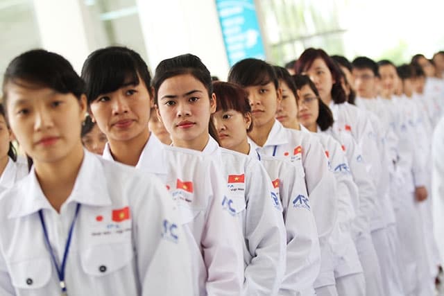 What are the conditions for enterprises sending Vietnamese people to work abroad?