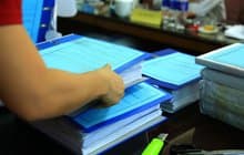 What form should be used to prepare an evaluation report for construction and installation bidding packages?