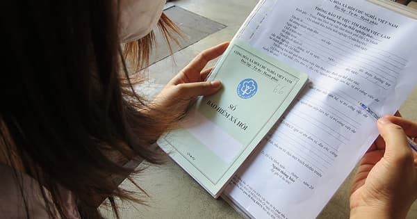 Can an employee authorize other to receive pensions and social insurance benefits?