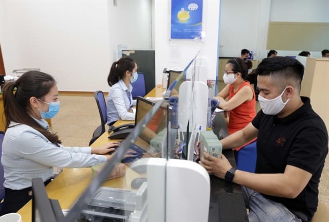 Outstanding loan falls sharply in Q4
