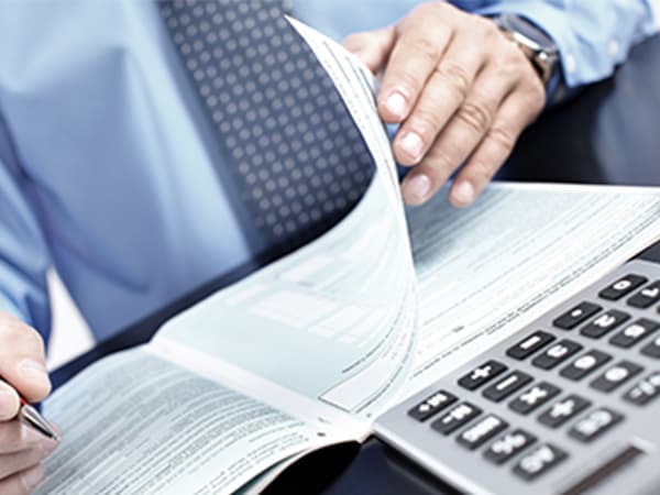 How are accountants and healthcare base-level specialists entitled to allowances?