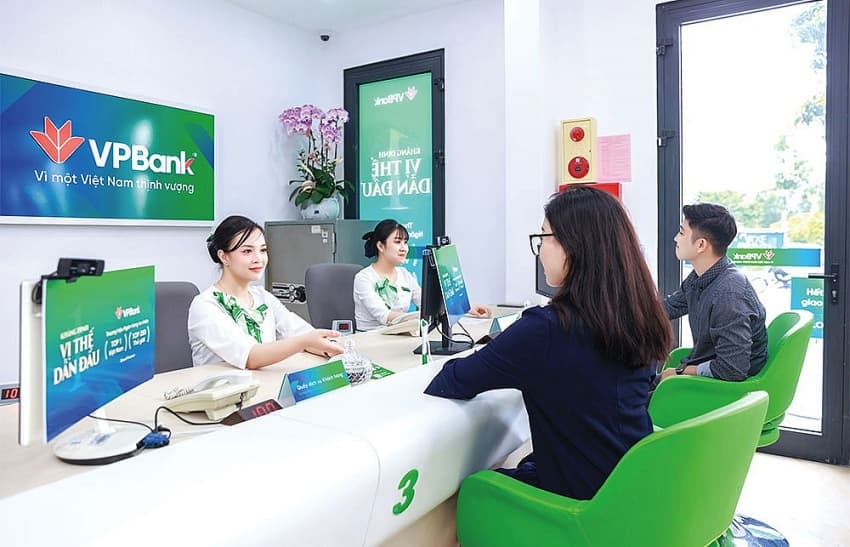 Bigger banks hoover up weaker rivals