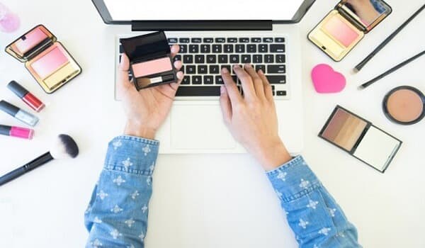 How are unlicensed cosmetics businesses penalized? 