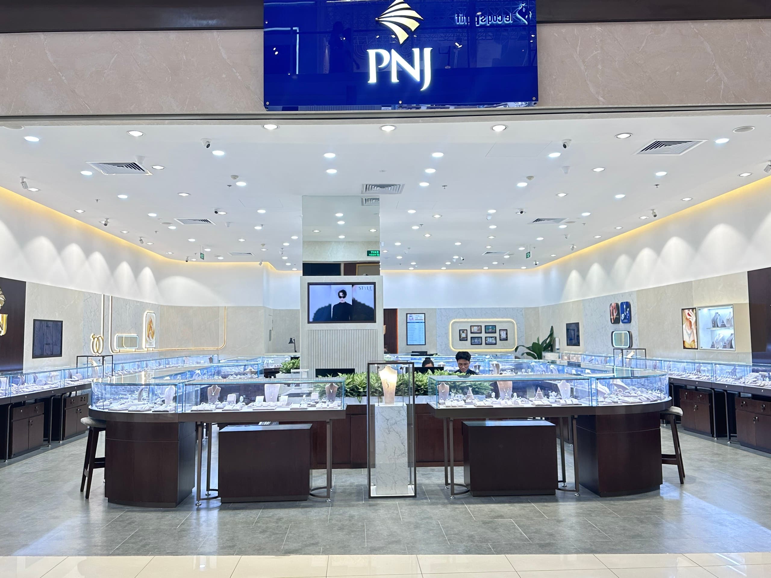 PNJ Flourishes Amid "Gold Price Fever"