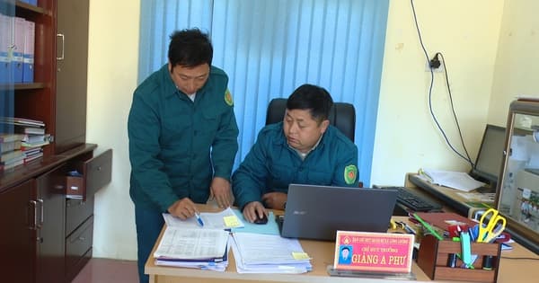 Does the allowance for non-specialized commune officials include social insurance and health insurance?