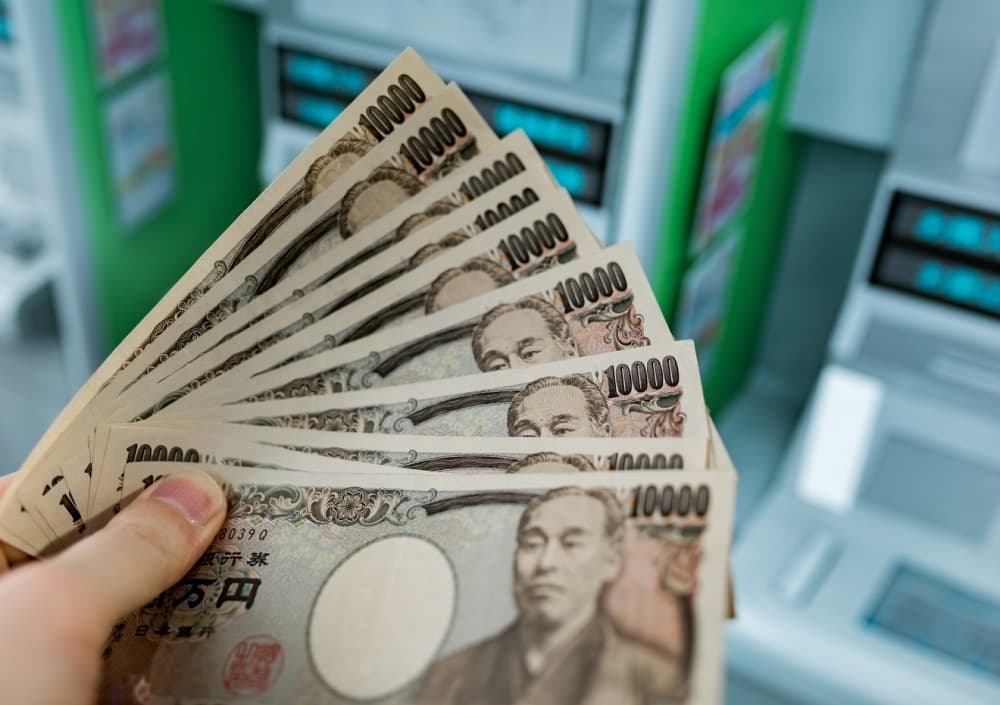 What is the best currency in 2025?