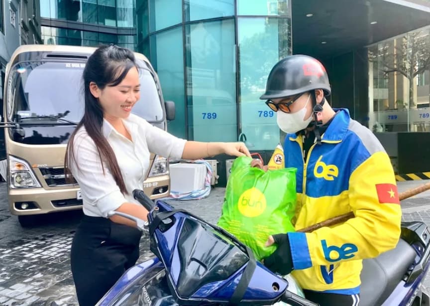 ShopeeFood, GrabFood hold sway in Vietnam’s food delivery market 