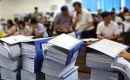 Can construction packages under 1 billion be assigned to contractors? 