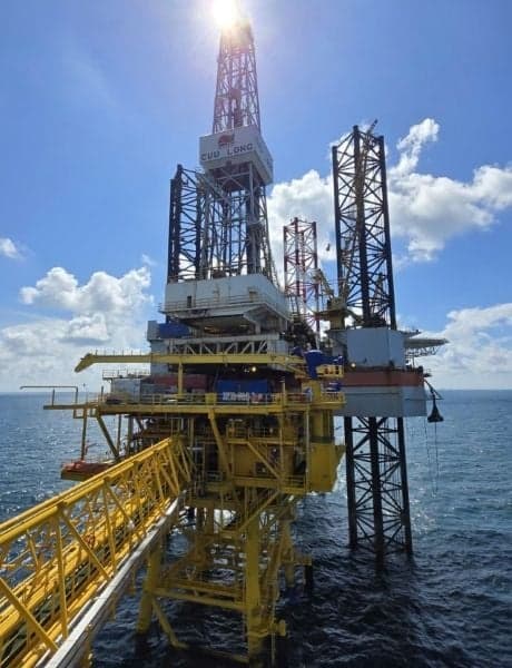 Vietsovpetro receives first commercial oil flow from BK-24 platform at White Tiger oilfield
