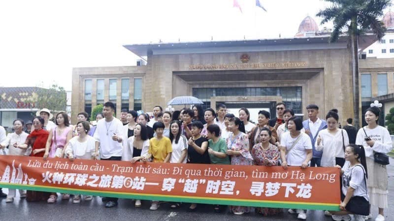 Nearly 1,000 Chinese tourists enter Viet Nam via Mong Cai International Border Gate