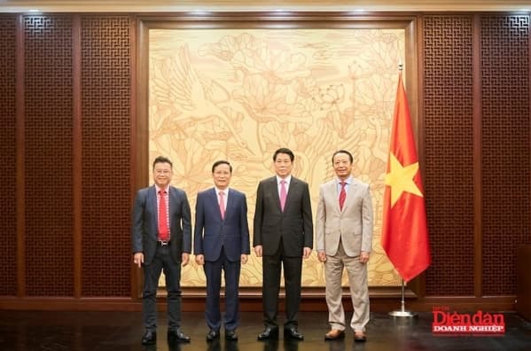 VCCI Chairman Pham Tan Cong presents to the President ABAC 2025 Report