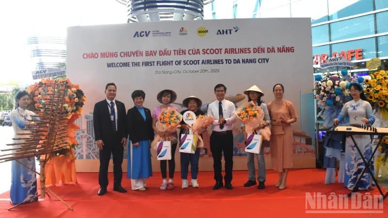 Viet Nam's Da Nang City welcomes new direct flight from Singapore