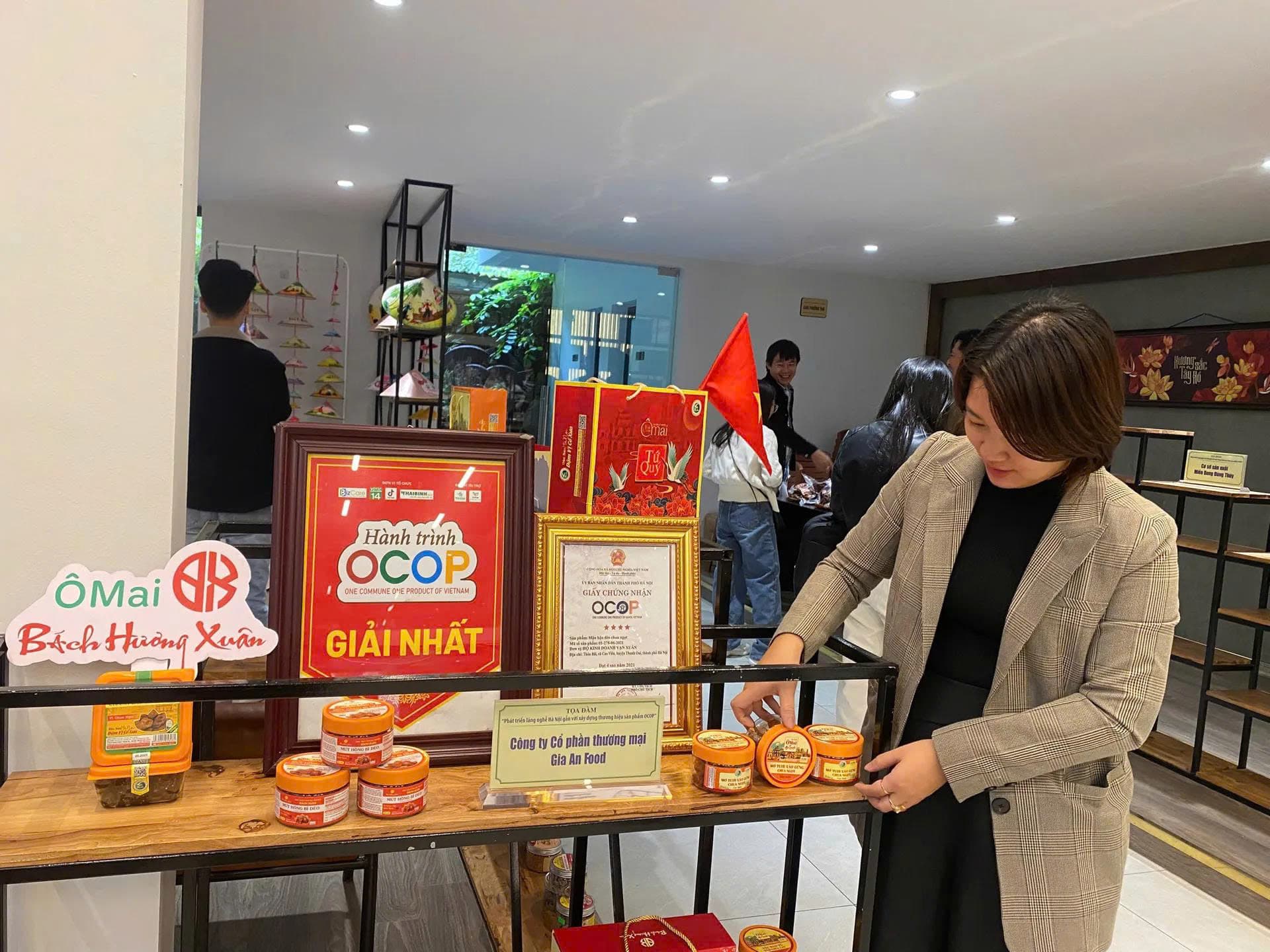 Hanoi promotes craft village development through OCOP product showcase space