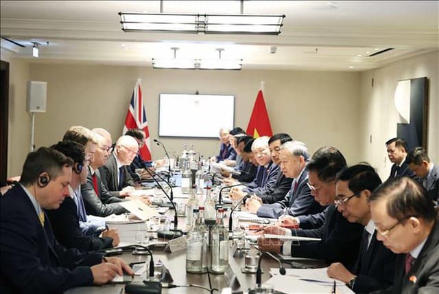 General Secretary attends seminar on AI and semiconductors in London