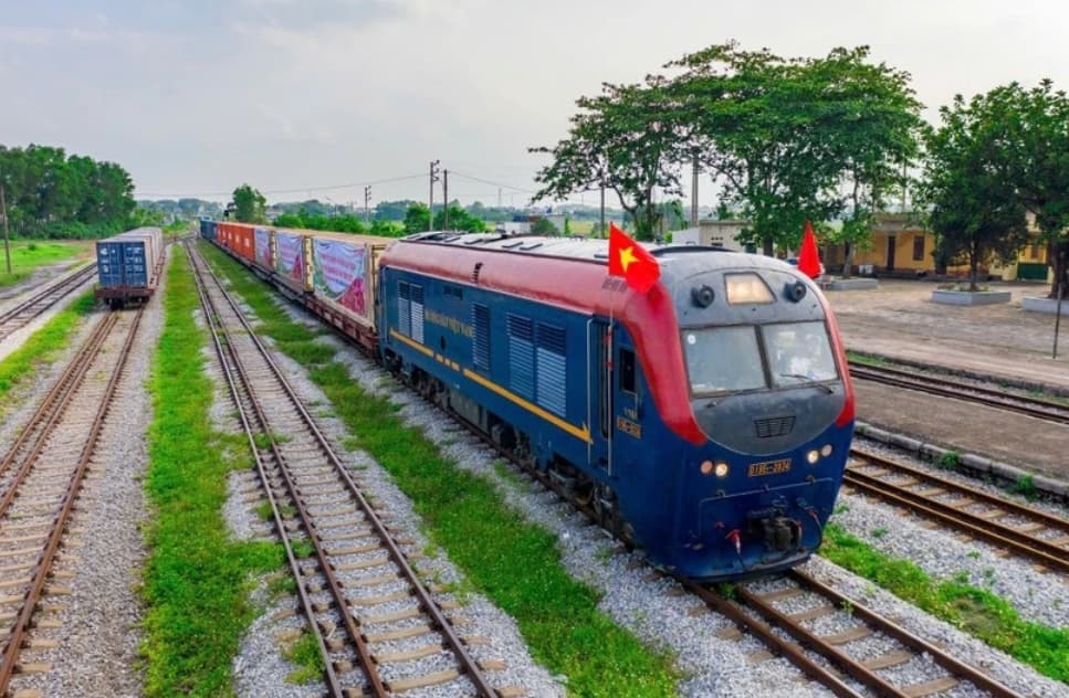 Viet Nam, Russia push ahead 2,200-km rail link project