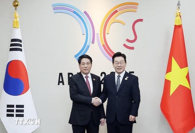 Vietnamese, South Korean Presidents Hold Talks in Gyeongju