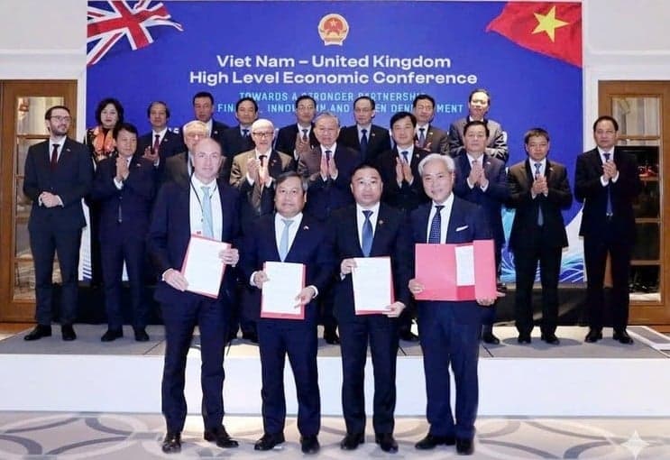 Vietnam, Hong Kong Aircraft Engineering sign deal on aircraft maintenance hub at northern airport